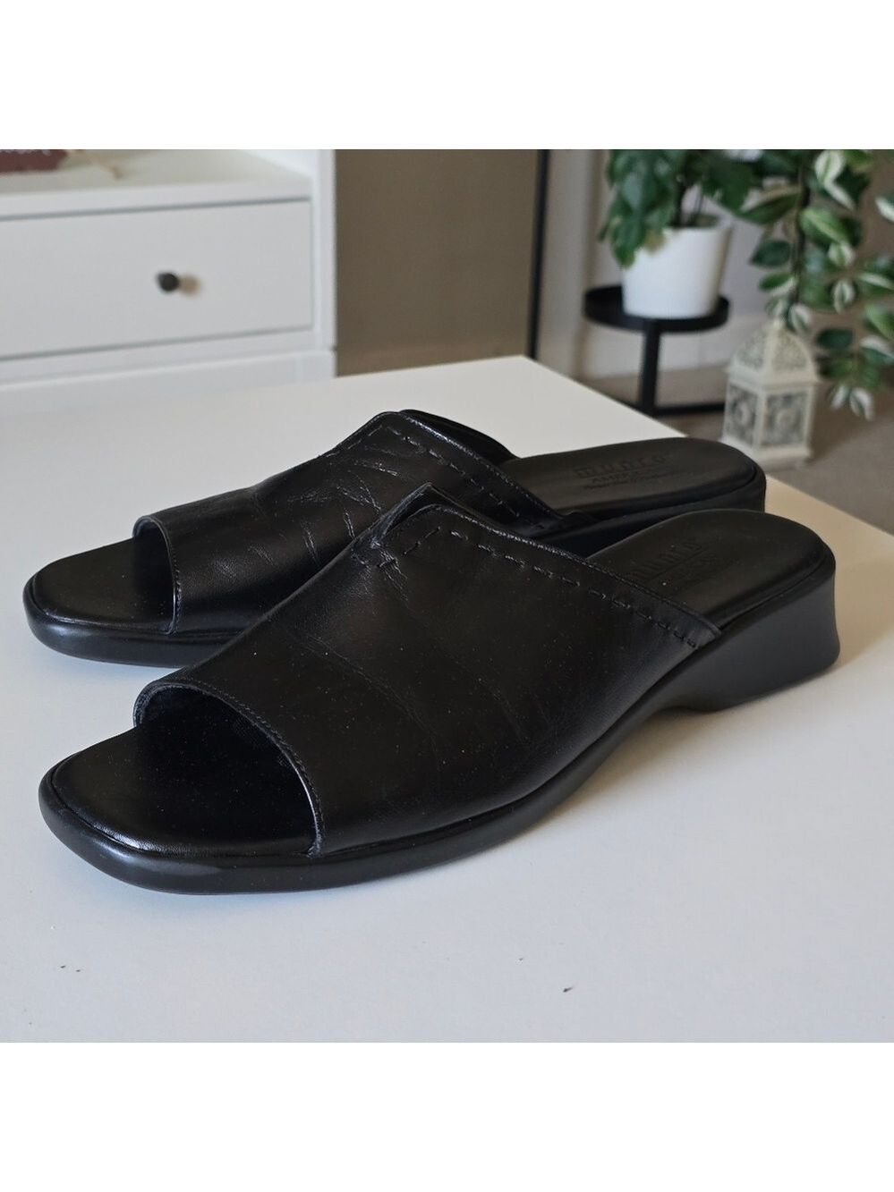 Munro American Women's Black Leather Slide Sandals